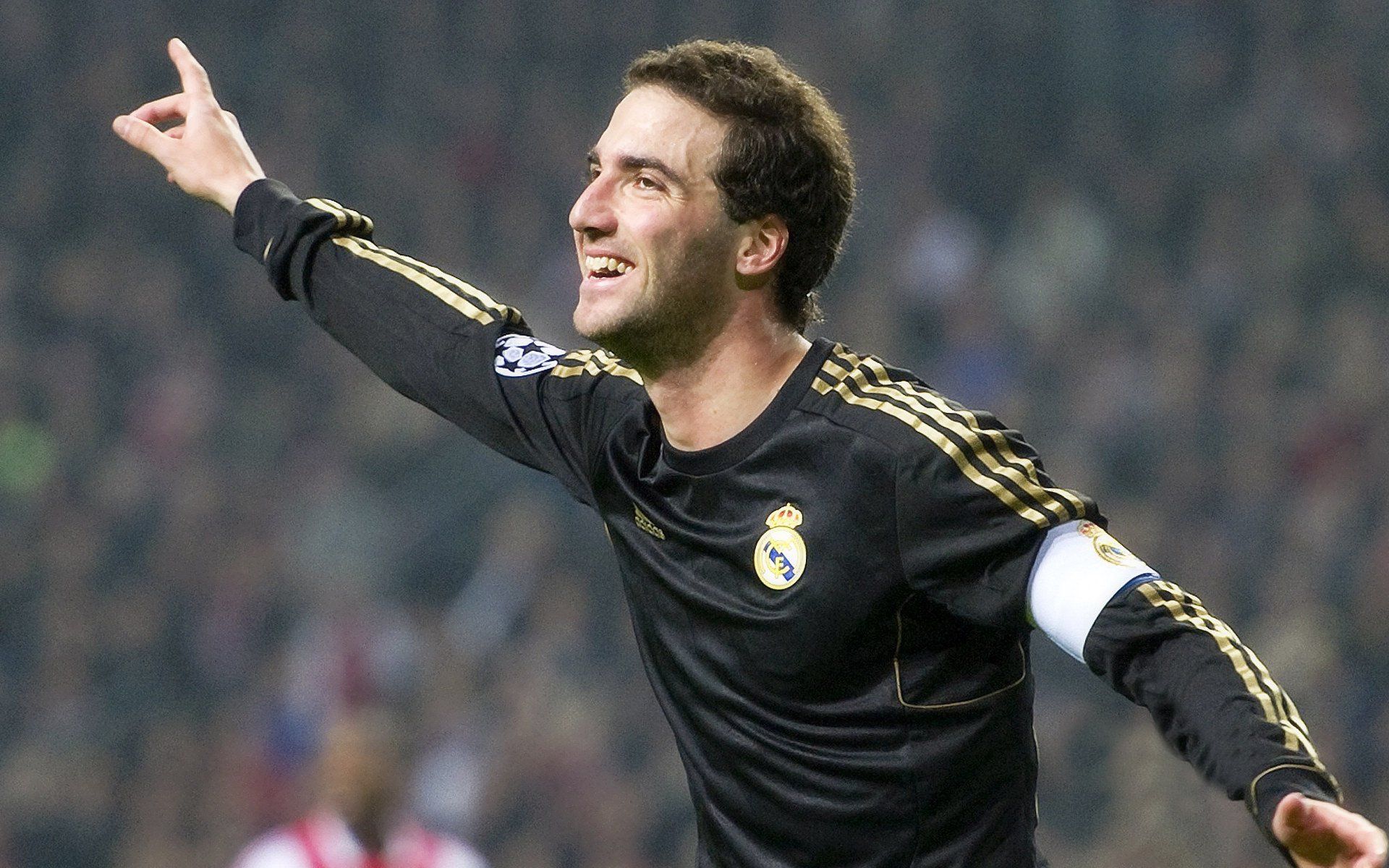 国足选手奋勇拼搏，不畏艰难，国足拼命瞬间